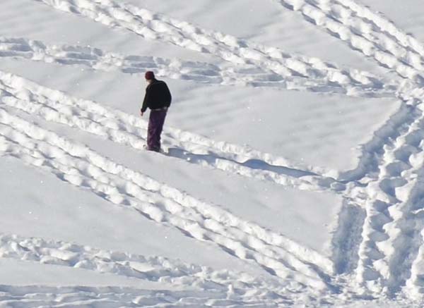 למה האיש הזה לא מפסיק ללכת על השלג