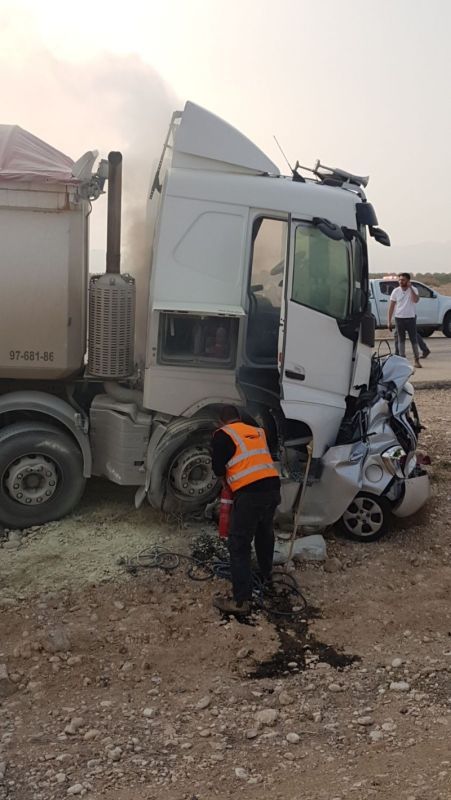 כביש הערבה: תאונת דרכים חזיתית בין רכב פרטי למשאית
