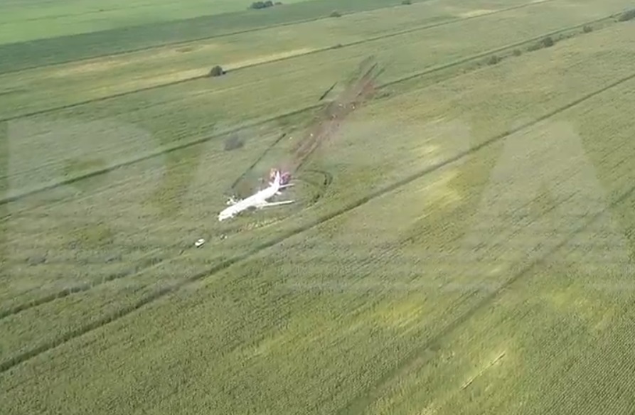 צפו: מטוס נוסעים רוסי ביצע נחיתת אונס בשדה תירס