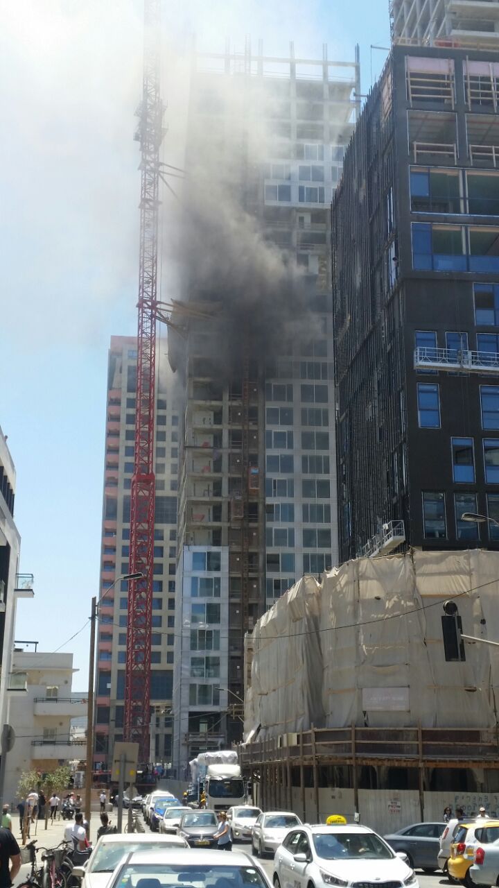 הושגה שליטה על השריפה במגדל בתל אביב