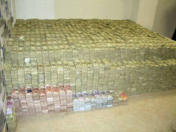 200,000,000$ במזומן. ככה נראה בית של ברון סמים