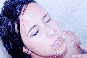 למה כדאי לכם להתקלח עם מים קרים
