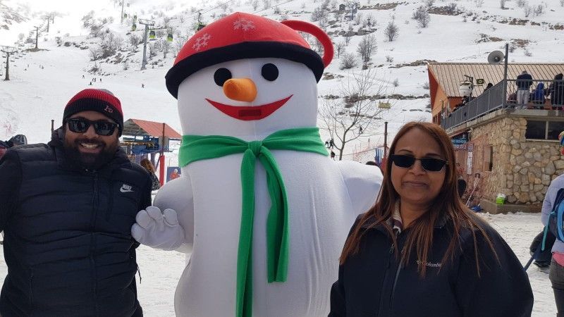 אלפי מבקרים ומאות גולשים בחרו היום להצפין לאתר החרמון ולהנות משלג ישראלי לבן-לבן