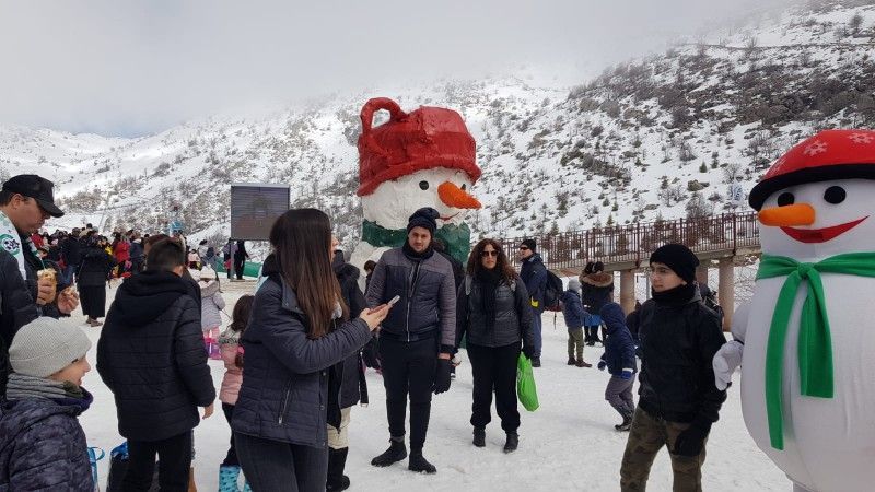 אלפי מבקרים ומאות גולשים בחרו היום להצפין לאתר החרמון ולהנות משלג ישראלי לבן-לבן