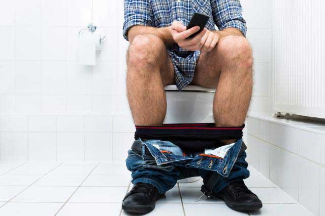 למה אסור לקחת את הטלפון הנייד איתכם לשירותים?