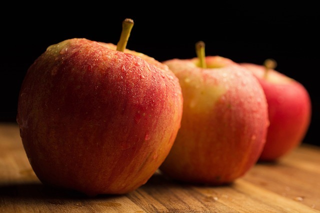 היתרונות המדהימים שיש לשתית חומץ תפוחים