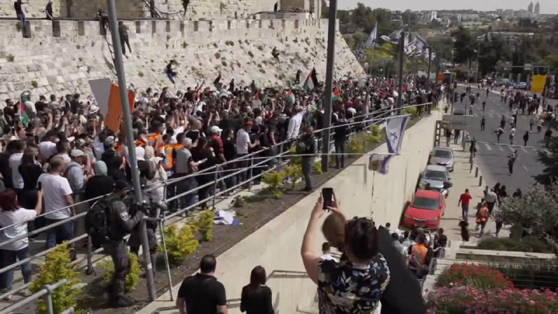 מפגינים ערבים תולשים דגלי ישראל במהלך הלוויתה של שירין אבו אעקלה ימחשימה