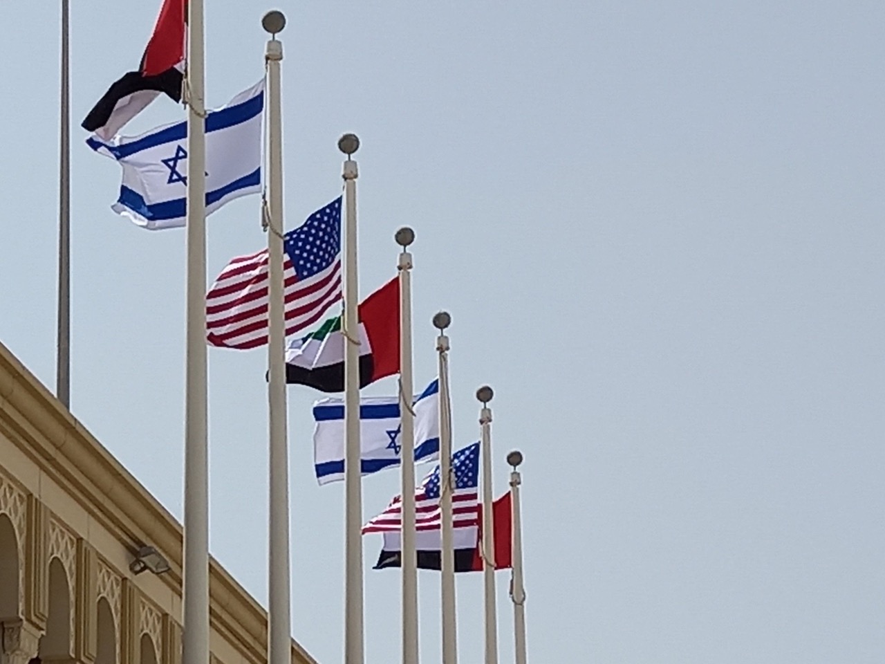 אבו-דאבי: הדגלים מוכנים לקראת המשלחת הישראלית