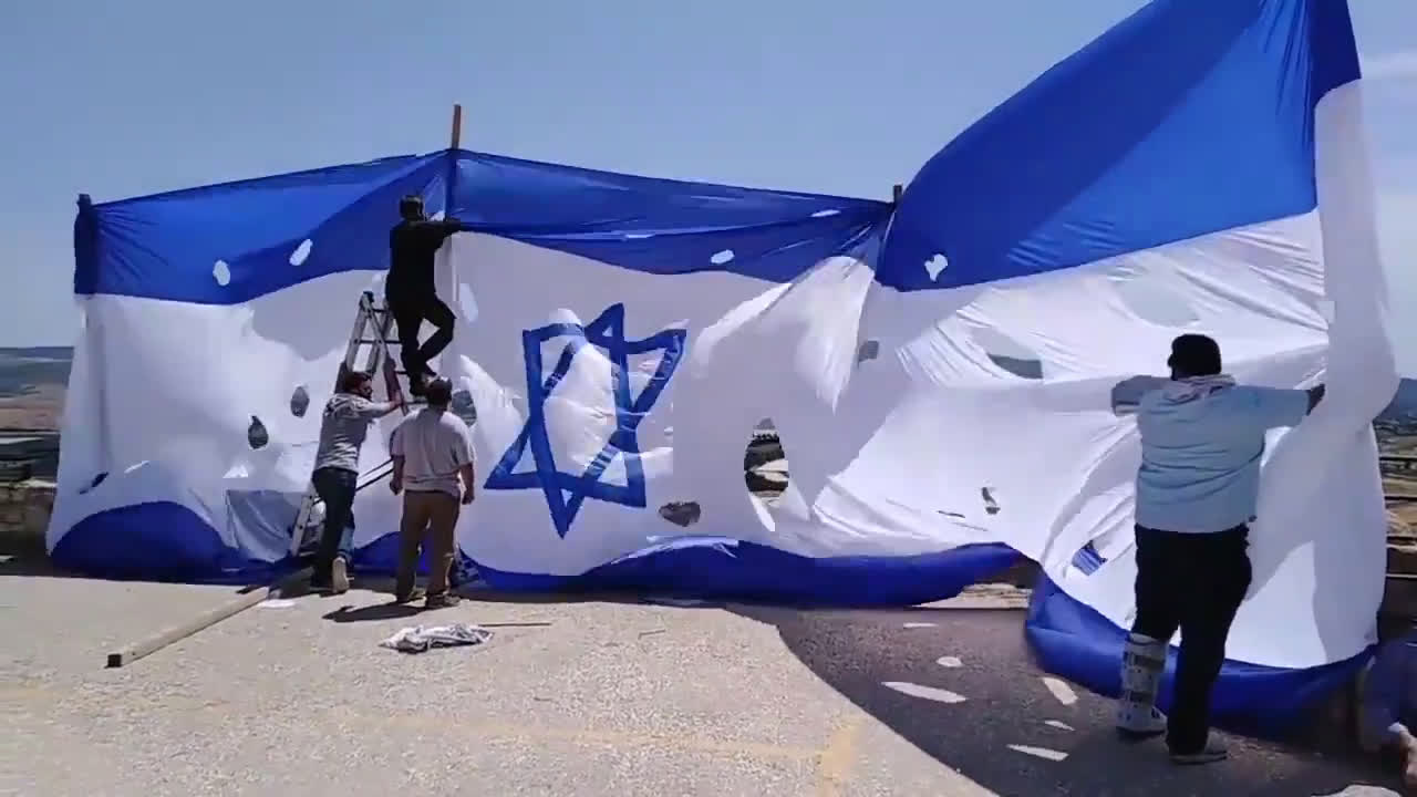 צפו: פעילי חיזבאללה תולים דגל ישראל ענק מול מושב אביבים
