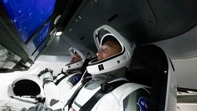 שידור חי הלילה 00:15 שעון ישראל יחזרו לכדור הארץ 2 אסטרונאוטים בחללית של SpaceX