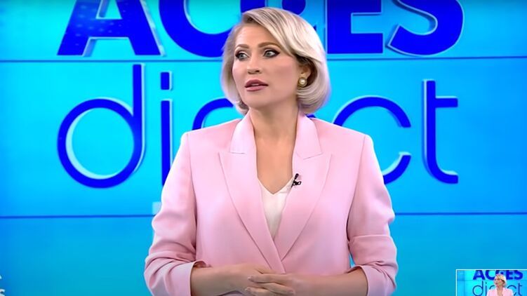 צפו: מנחת טלוויזיה ברומניה הותקפה בשידור חי על ידי אישה ערומה