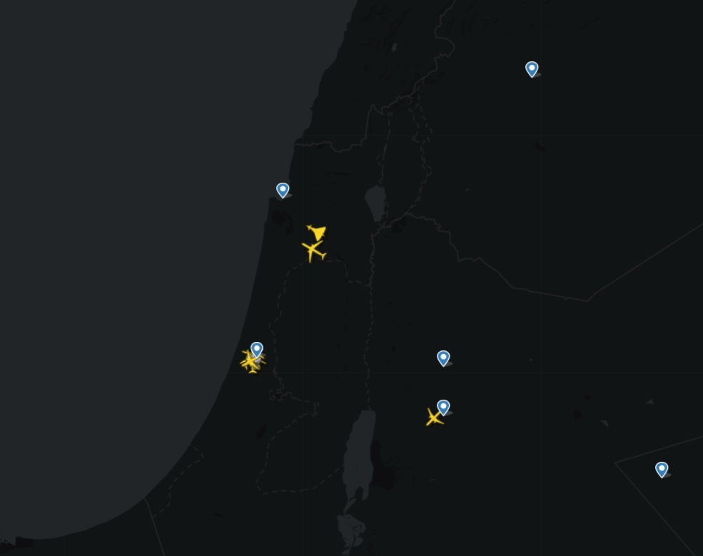 מטוס חיל האוויר המלכותי של בריטניה מלווה במטוס קרב חולף בשמי ישראל