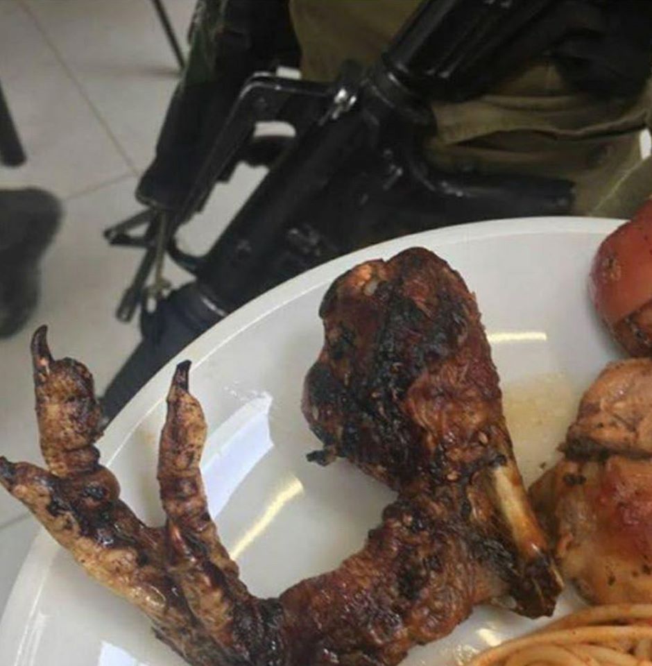 ארוחת צהריים בעיר הבה"דים: כף רגל של עוף