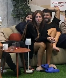 ורק לראות את הפרצופים של מאי כשהיא רואה את שירז הקטנטונת צמודה לחן