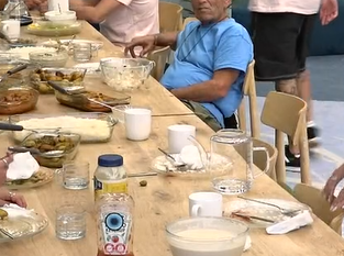 פה ישב ארז איסקוב ! קם ואפילו לא טורח להרים את הצלחת שלו,