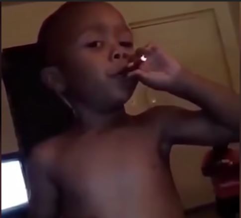 הסרטון שמזעזע את הרשת: פעוטות בני שנה וחצי ושלוש מעשנים גראס