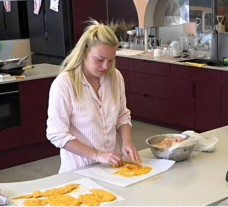 מאור מכינה את השניצלים