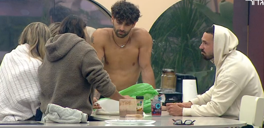 בשקט בשקט בלי שאף אחד יראה שני מכינה עוגיות מבצק ששמרה