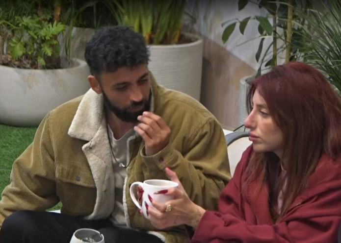 טל מדבר עם מאי וכמו שהוא מדבר לקיר חסר הבעה