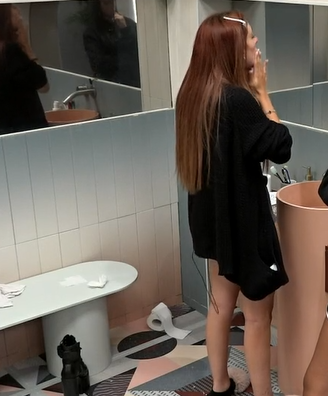 יש משרתים בבית ולא אמרו לנו? מאי שוטפת פנים לוקחת נייר טואלט