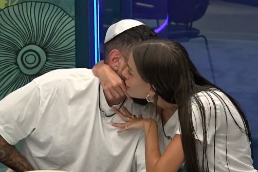 בבריכה הם היו צמוד צמוד בצורה שלא מותירה ספק