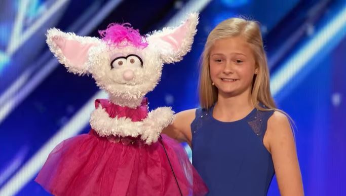 הילדה עם בובת ארנב שהפתיעה את השופטים והקהל ב- America's Got Talent