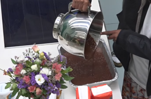 במטבח האח הגדול ספיר ואורי כהן אופים עוגה