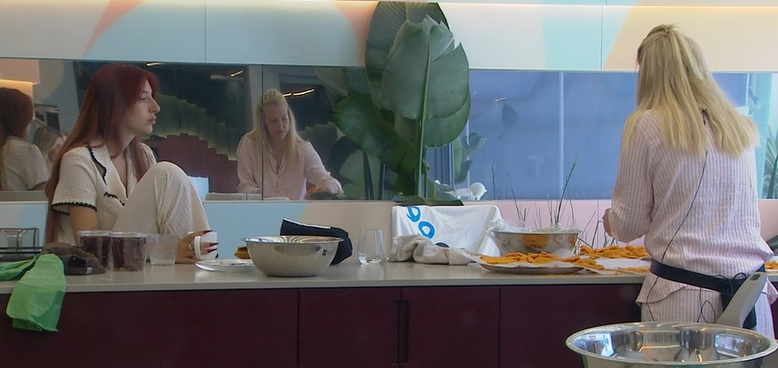 מה קרה גברת חוטיני יושבת ונועצת מבט במאור ? מפקחת על השניצלים ?