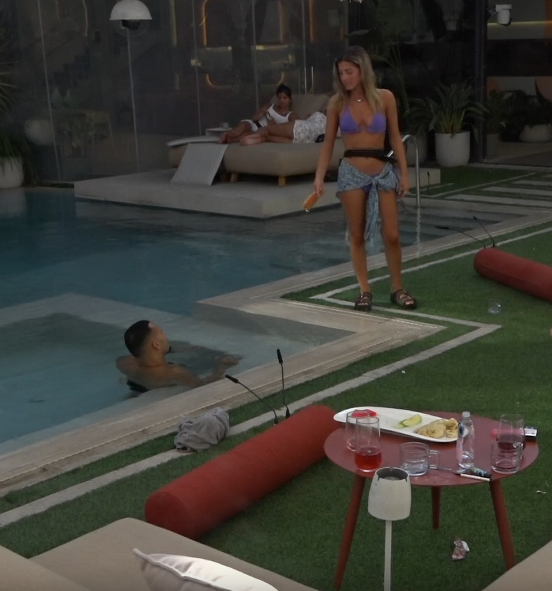 כדי לנצל אותה או לעשות ממנה צחוק. רק אותה הוא יכול לנצל ככה...