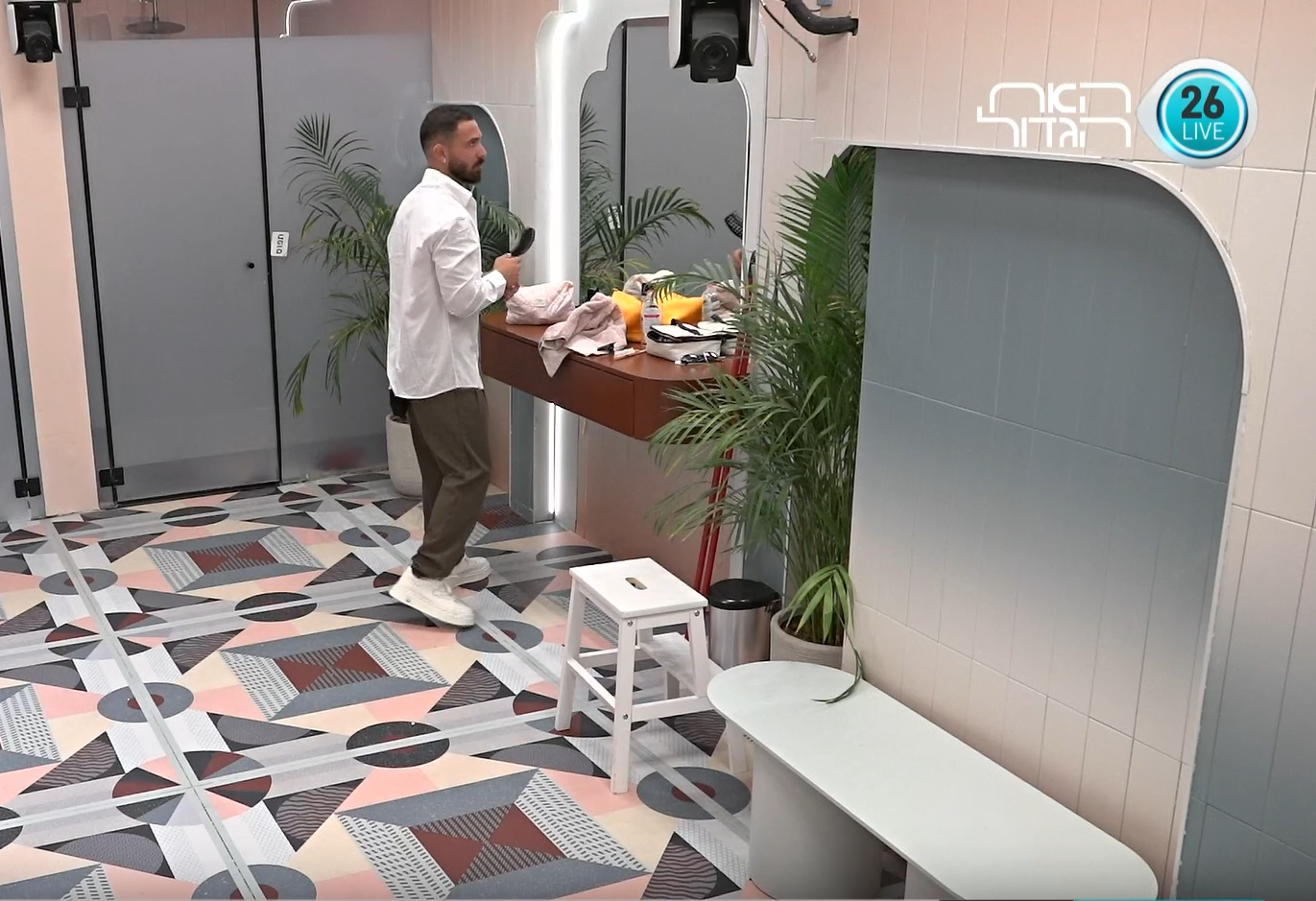 יובל נהיה מעצבן מאז ששני זרקה אותו, מדבר מסריח ובעצבים איתה ולידה