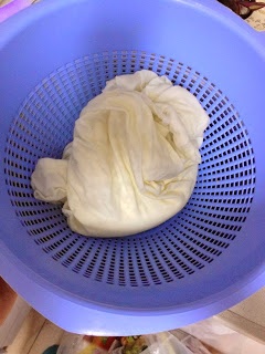 הסמכת יוגורט - ליצוק לתוך בד גבינה או חיתול נקי ( של פעם)
