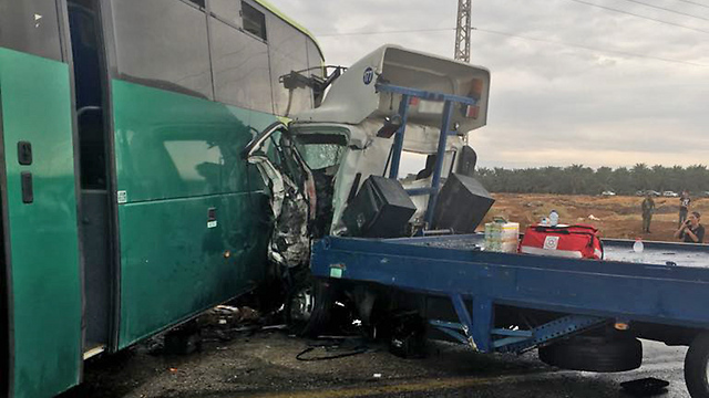 התאונה הקשה היום בבקעת הירדן, שבה נהרג נהג המשאית ונפצעו שישה,