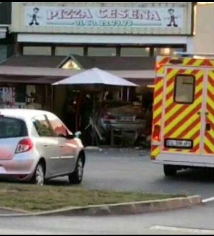 צרפת רכב נכנס לתוך מסעדה, דיווחים על מספר פצועים