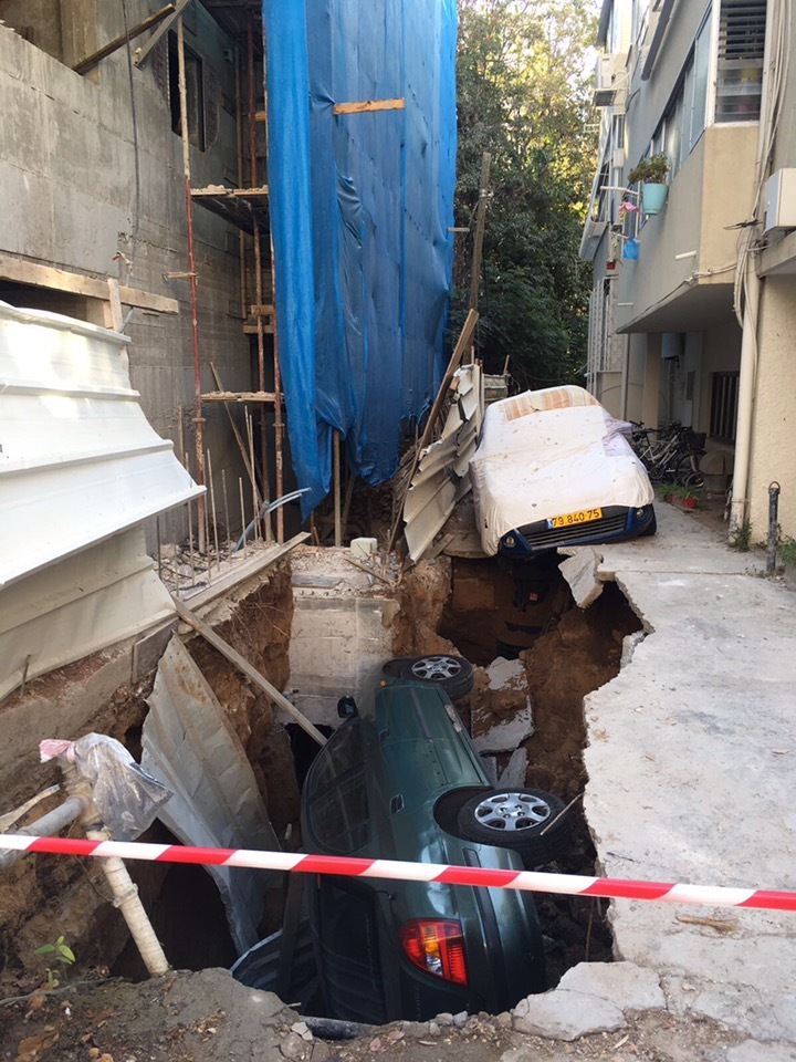 רכב נפל לבולען בתל אביב