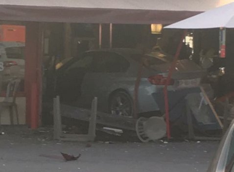 צרפת רכב נכנס לתוך מסעדה, דיווחים על מספר פצועים