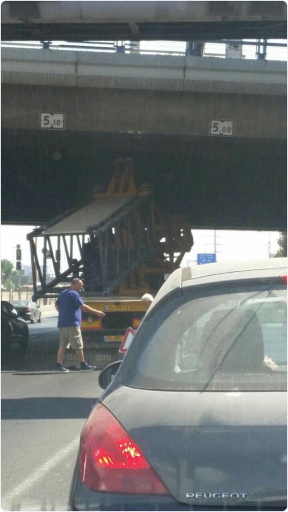 משאית ועליה מנוף פגעה בגשר לה גווארדיה בכביש איילון