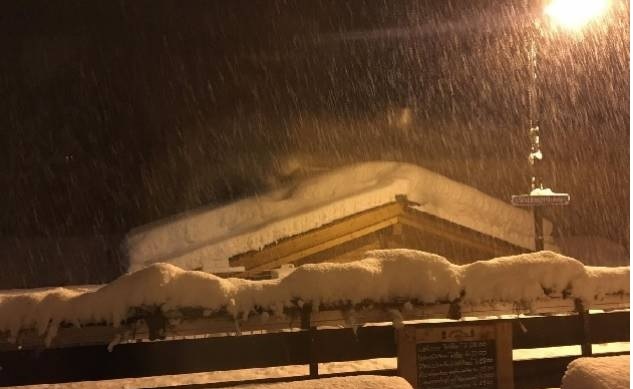 אלפי תיירים תקועים באלפים השוויצריים בגלל שלג כבד ביותר